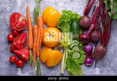 Regenbogenfarbenen Gemüse. Gesunde Ernährung-Konzept. Ansicht von oben Stockfoto