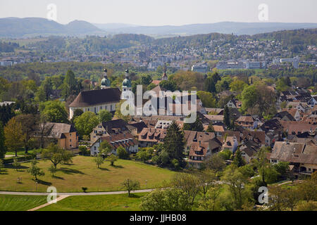 Arlesheim Dorf von oben, mit der Dom-Kirche und die grüne Landschaft - in der Nähe von Basel, Kanton Baselland, Schweiz Stockfoto