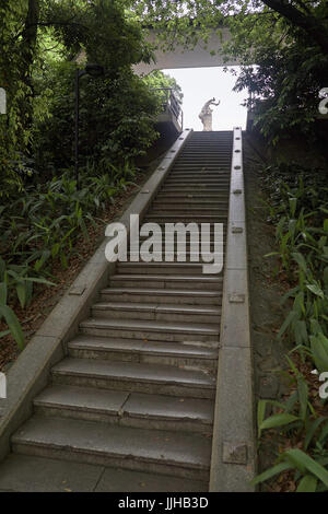 Treppe bis zu Guangzhous berühmten "fünf Rams Skulptur" - Widderkopf in der Ferne Stockfoto