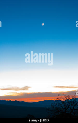 Sonnenaufgang Wolken und Berge in Guatemala, dramatischer Himmel mit auffälligen Farben und Mond. La Réunion. Stockfoto