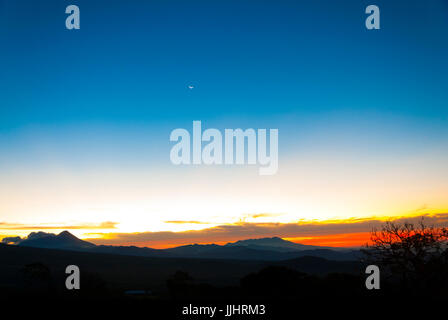 Sonnenaufgang Wolken und Berge in Guatemala, dramatischer Himmel mit auffälligen Farben und Mond. La Réunion. Stockfoto