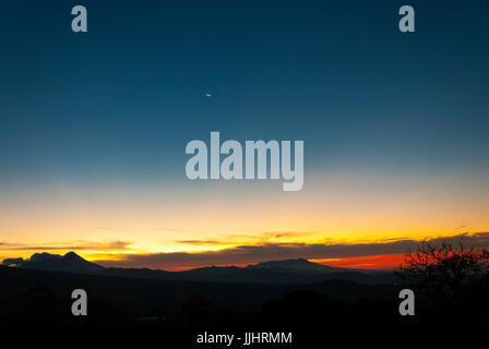 Sonnenaufgang Wolken und Berge in Guatemala, dramatischer Himmel mit auffälligen Farben und Mond. La Réunion. Stockfoto