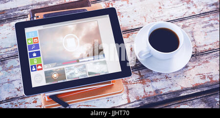Zusammengesetztes Bild von verschiedenen Video- und Symbole gegen Tablet und Kaffee Stockfoto
