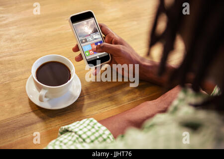 Digital generiert der video-Player mit verschiedenen Symbolen gegen zugeschnittenes Bild des Mannes mit Smartphone Stockfoto