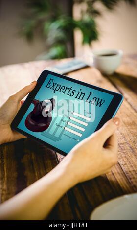 Grafische Oberfläche des Rechtsanwalts Kontaktformular gegen Frau mit ihrem Tablet-pc Stockfoto