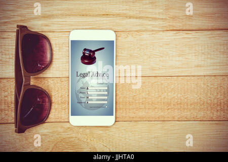 Grafische Oberfläche des Rechtsanwalts Kontaktformular gegen Blick auf Gläser und ein smartphone Stockfoto