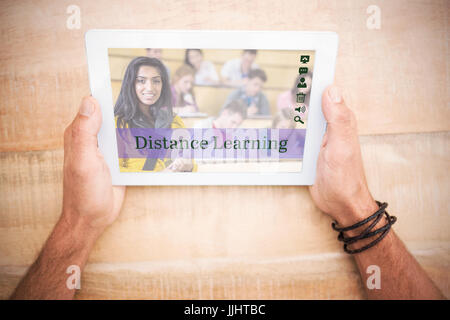 Zusammengesetztes Bild von Online-Kursen gegen Hände halten leerer Bildschirm tablet Stockfoto