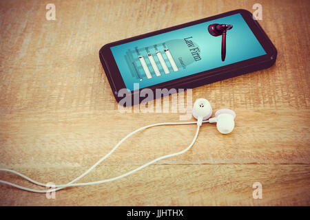 Grafische Oberfläche des Rechtsanwalts Kontaktformular gegen Schwarz Smartphone mit weißen Kopfhörer Stockfoto