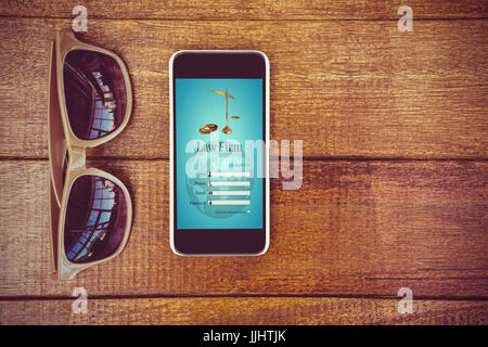 Grafische Oberfläche des Rechtsanwalts Kontaktformular gegen Blick auf Gläser und ein smartphone Stockfoto