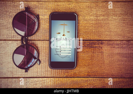 Grafische Oberfläche des Rechtsanwalts Kontaktformular gegen Blick auf Gläser und ein smartphone Stockfoto