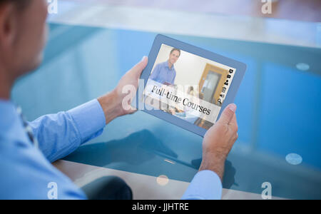 Geschäftsmann mit seinem Tablet gegen zusammengesetztes Bild von Online-Kursen Stockfoto