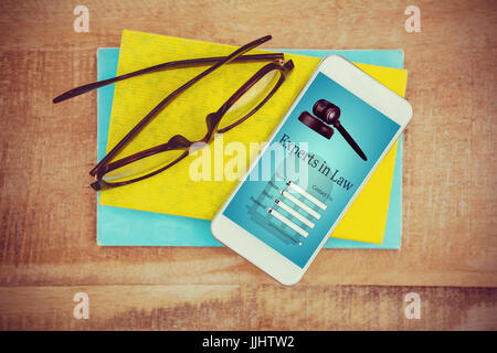 Grafische Benutzeroberfläche von Rechtsanwalt Kontaktformular gegen Nahaufnahme von Smartphone und Gläser Stockfoto