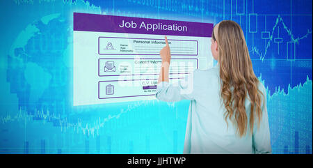 Hipster zeigt mit dem Finger gegen Aktien Stockfoto