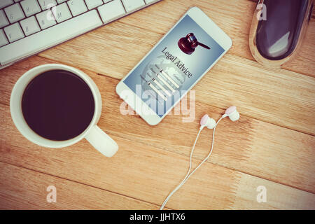 Grafische Oberfläche des Rechtsanwalts Kontaktformular gegen weiße Smartphone mit Tasse Kaffee Stockfoto