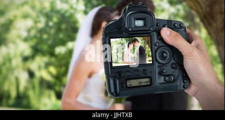 Zusammengesetztes Bild beschnitten Hand des Fotografen, die Kamera zu halten Stockfoto