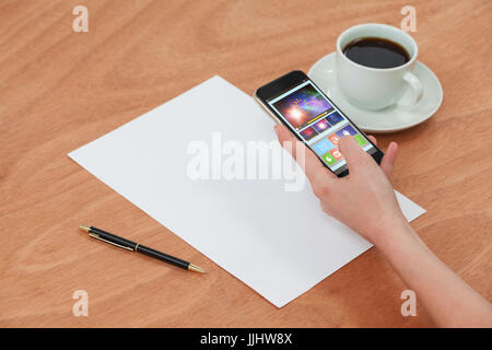 Digital generiert der Bildschirm des Geräts gegen Hände mit Handy Stockfoto