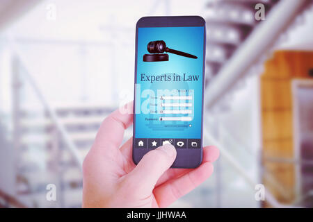 Weibliche Hand, die eine Smartphone gegen leere Treppe im Büro Stockfoto