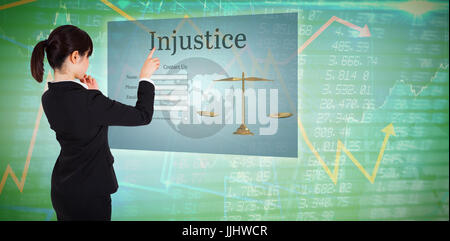 Nachdenklich Geschäftsfrau zeigt gegen Aktien Stockfoto