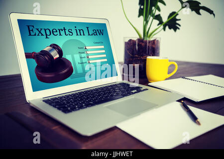 Grafische Oberfläche des Rechtsanwalts Kontaktformular gegen Schreibtisch mit Laptop und Dokumente Stockfoto