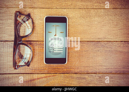 Grafische Oberfläche des Rechtsanwalts Kontaktformular gegen Blick auf Gläser und ein smartphone Stockfoto