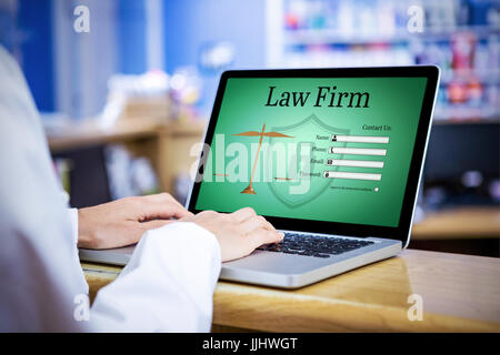 Grafische Oberfläche des Rechtsanwalts Kontaktformular gegen Geschäftsmann mit einem laptop Stockfoto