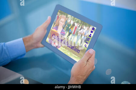 Geschäftsmann mit seinem Tablet gegen zusammengesetztes Bild von Studenten für Online-Kurse Stockfoto