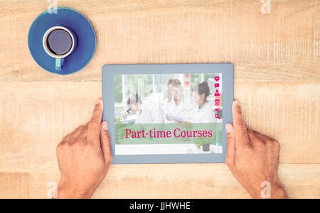 Zusammengesetztes Bild Teilzeitkurse gegen die Hand, die auf digital-Tablette über Tisch von Kaffee Stockfoto