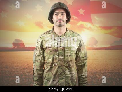 Lächelnde Soldat auf amerikanische Flagge Hintergrund stehend Stockfoto