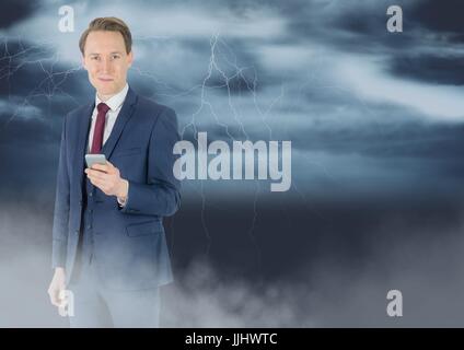 Lächelnd Mann SMS mit 3D Blitze im Hintergrund Stockfoto