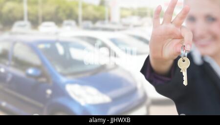 Hand hält Schlüssel mit Autos Stockfoto