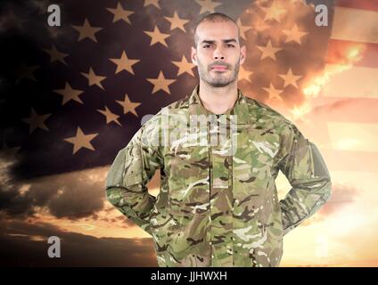 Stolze Soldat auf amerikanische Flagge Hintergrund stehend Stockfoto