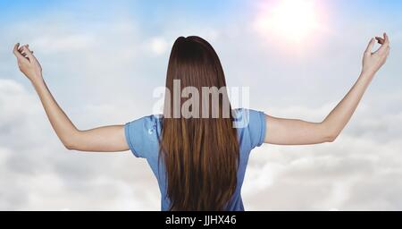 Rückseite der Frau mit sonnigen Himmel ausgestreckten Armen Stockfoto