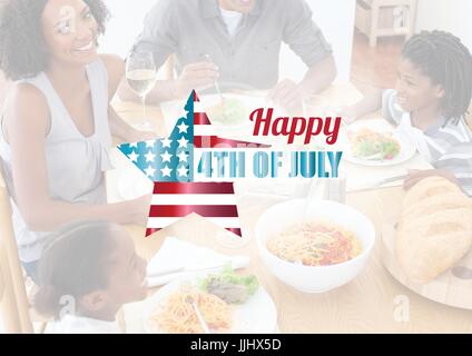 Glückliche Familie Mittagessen für Independence day Stockfoto