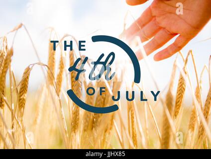 Blauen vierten Juli Grafik gegen Hand berühren, Korn und flare Stockfoto