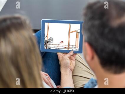 paar mit Tablet-PC mit Office-Linien (weiß und schwarz mit rosa Bits) Stockfoto