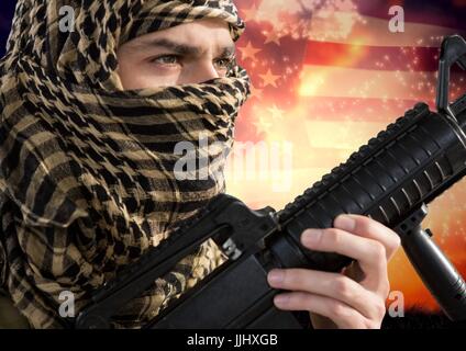 Soldaten, die eine Waffe vor amerikanische Flagge Stockfoto