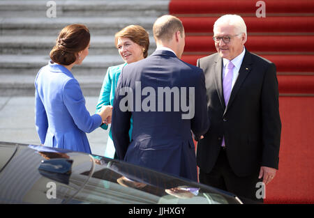 Der Herzog und die Herzogin von Cambridge treffen Bundespräsident von Deutschland Frank-Walter Steinmeier und seine Frau Elke Buedenbender im Bellevue Palace Gardens in Berlin. Stockfoto