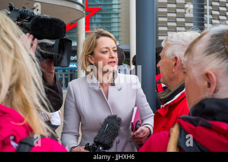 BBC politische Journalistin Laura Kuenssberg interviewen Menschen in Telford, Shropshire, England, UK Stockfoto