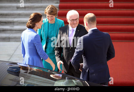 Der Herzog und die Herzogin von Cambridge treffen Bundespräsident von Deutschland Frank-Walter Steinmeier und seine Frau Elke Buedenbender im Bellevue Palace Gardens in Berlin. Stockfoto