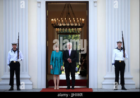 Bundespräsident von Deutschland Frank-Walter Steinmeier und seine Frau Elke Buedenbender im Bellevue Palace Gardens in Berlin. Stockfoto