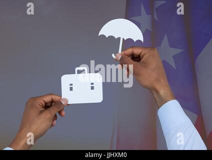 Business Mann Hand hält einen Regenschirm und einen Koffer auf dem Papier gegen amerikanische Flagge Stockfoto