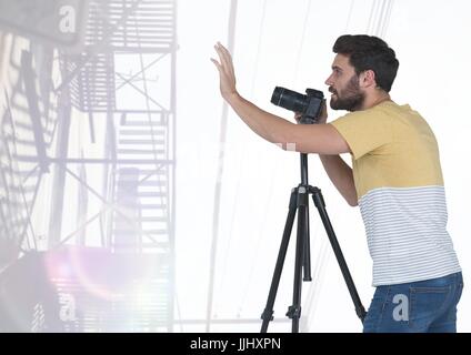 Fotograf mit seiner Kamera vor hellen Hintergrund Stockfoto
