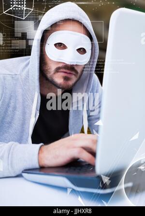 Hacker mit einer Maske mit einem laptop Stockfoto