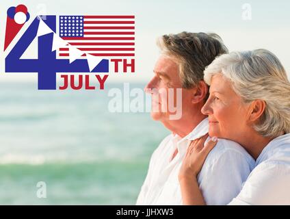 Fourth Of July-Grafik mit Fahnen und Eis gegen älteres Ehepaar Blick auf das Meer Stockfoto