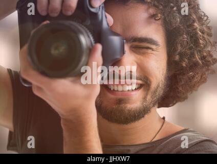 glücklich 3D-Fotograf fotografieren (im Vordergrund). Lichter hinter und Überlappung Stockfoto