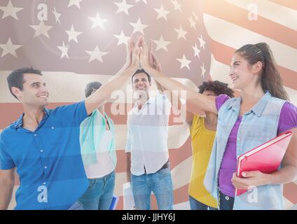 AFriends hohe Fiving gegen amerikanische Flagge Stockfoto