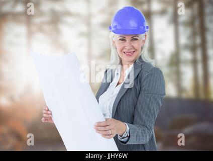 Applying Geschäftsfrau auf verschwommen Baustelle Stockfoto