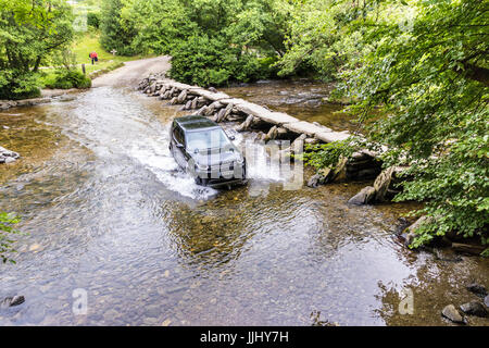 Ein Landrover Discovery, überqueren den Fluss Barle an der Furt neben Tarr Steps auf Exmoor National Park, Somerset UK Stockfoto