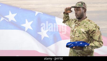 Seitenansicht der Soldat hält eine amerikanische Flagge vor amerikanischen Hintergrund Stockfoto