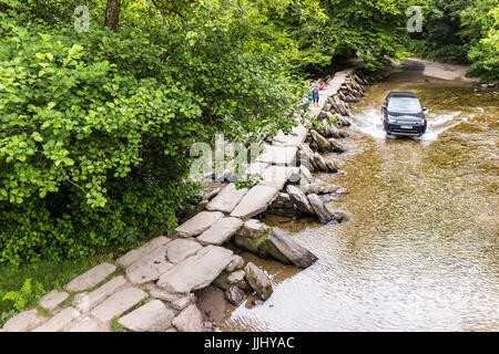 Ein Landrover Discovery, überqueren den Fluss Barle an der Furt neben Tarr Steps auf Exmoor National Park, Somerset UK Stockfoto
